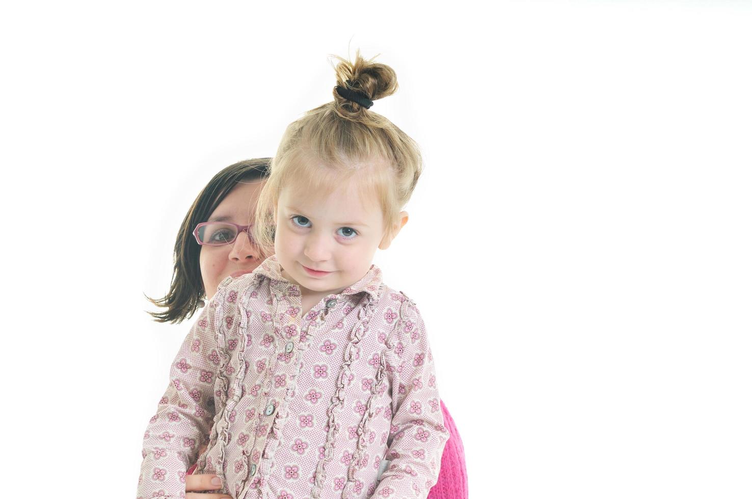 madre y niña pequeña aisladas foto