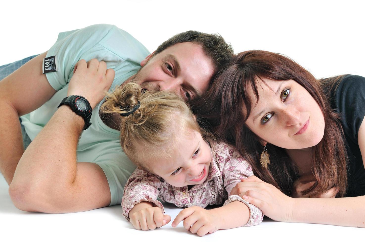 familia joven feliz juntos foto