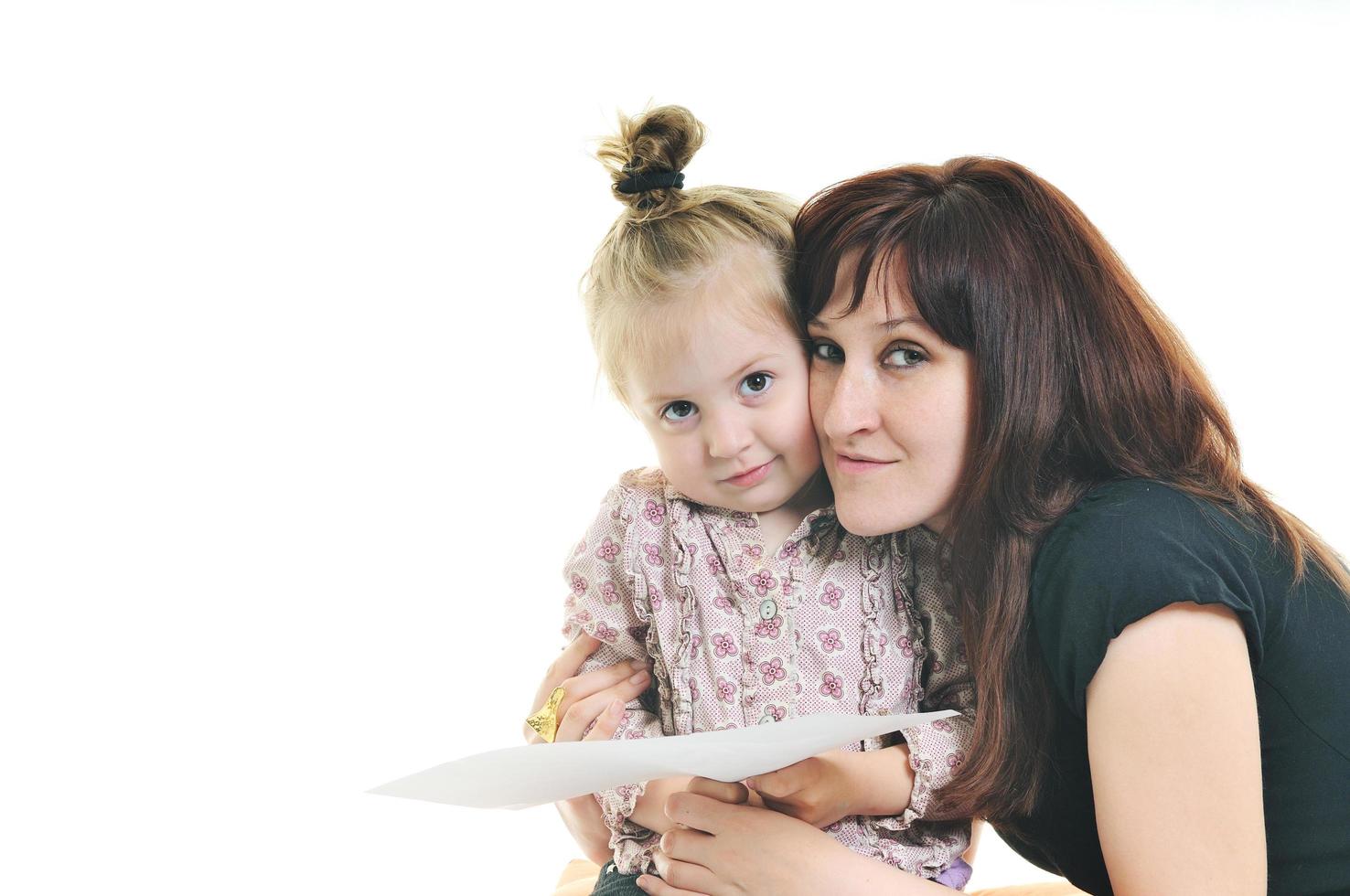 madre y niña pequeña aisladas foto