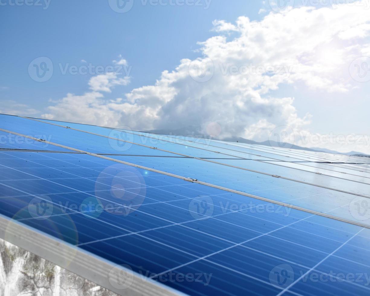 panel fotovoltaico, nueva tecnología para almacenar y utilizar la energía de la naturaleza con la vida humana, la energía sostenible y el concepto de amigo del medio ambiente. foto