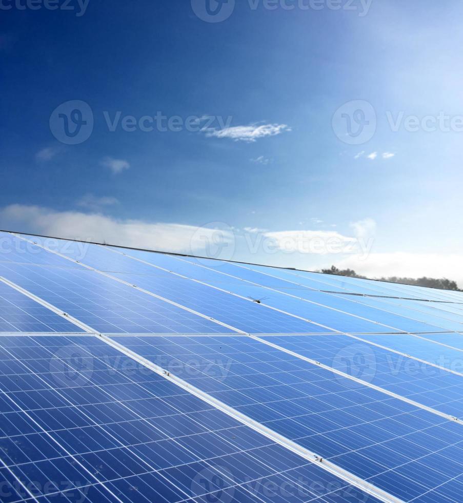 panel fotovoltaico, nueva tecnología para almacenar y utilizar la energía de la naturaleza con la vida humana, la energía sostenible y el concepto de amigo del medio ambiente. foto