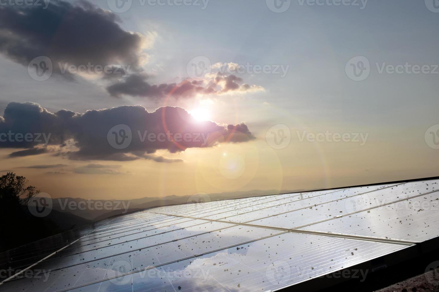 panel fotovoltaico, nueva tecnología para almacenar y utilizar la energía de la naturaleza con la vida humana, la energía sostenible y el concepto de amigo del medio ambiente. foto