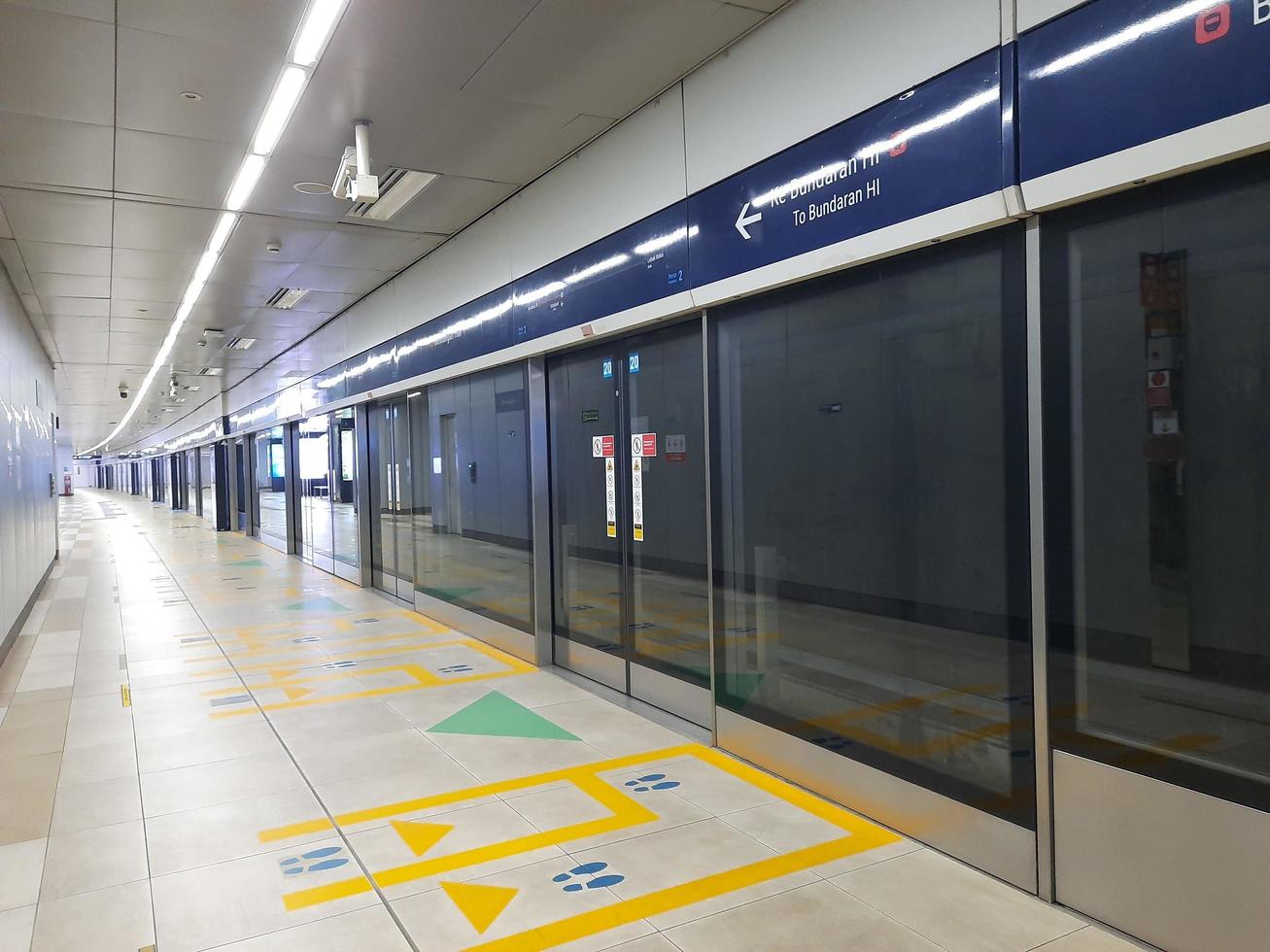 estación de metro en jakarata, coloque pasajeros esperando mrt en la plataforma foto