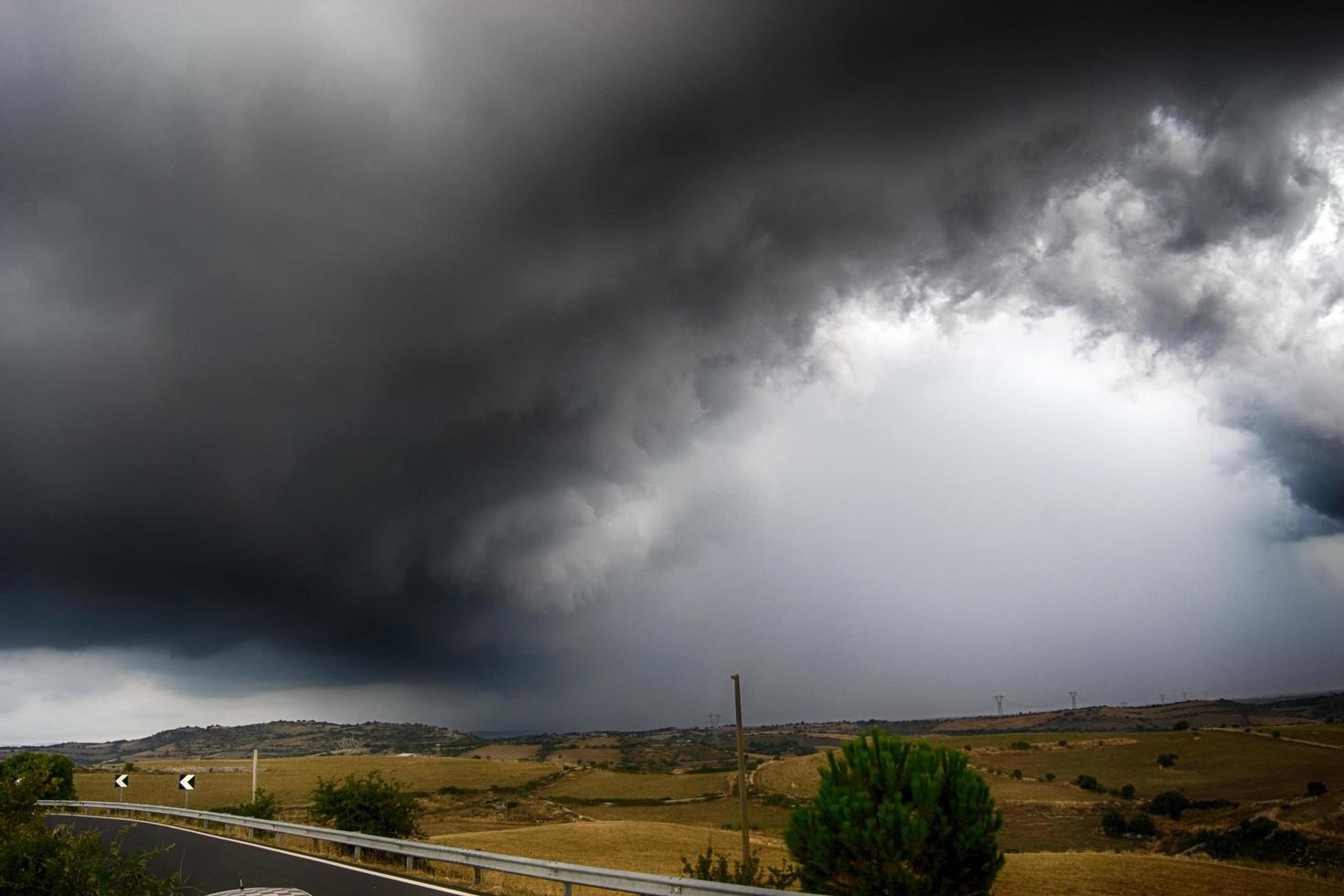 supercélula de tormenta supercélula aterradora. fuerte tormenta en las grandes llanuras. foto