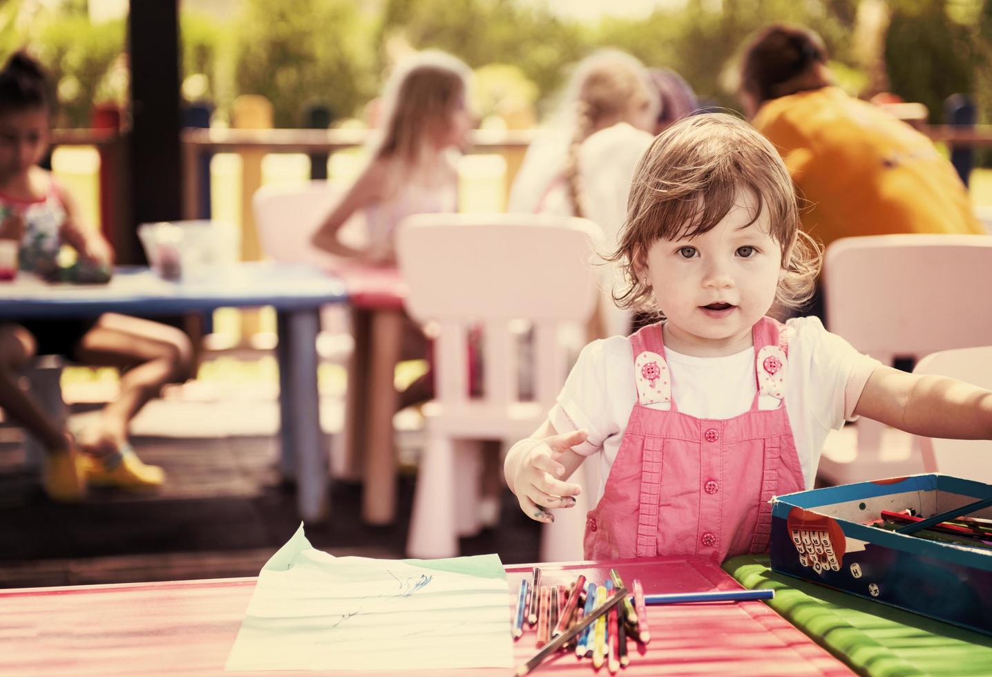 niña dibujando imágenes coloridas foto