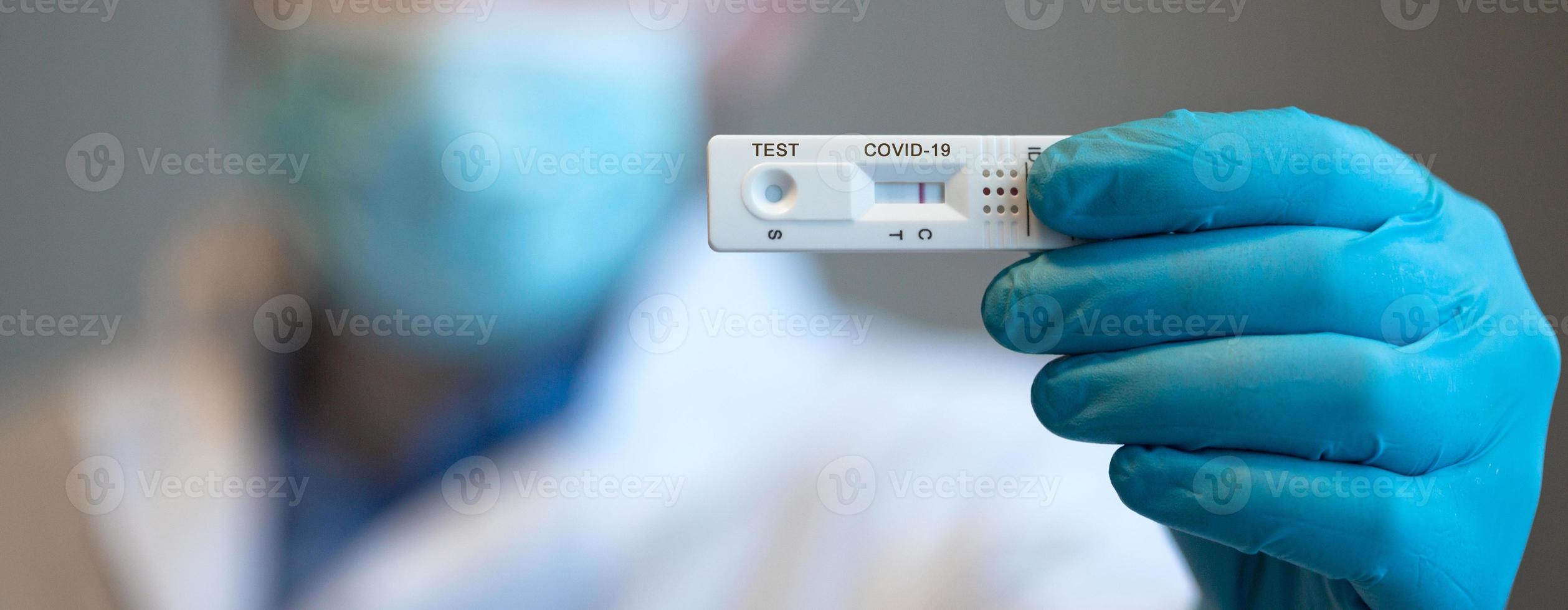 resultado negativo de la prueba mediante el uso de un dispositivo de prueba rápida para covid-19. foto