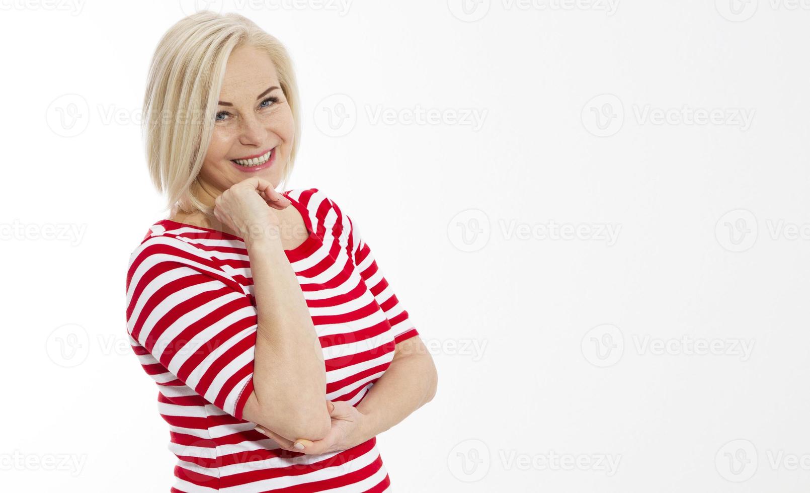 retrato de mujer de mediana edad en blanco, hermosa mujer adulta feliz aislada foto