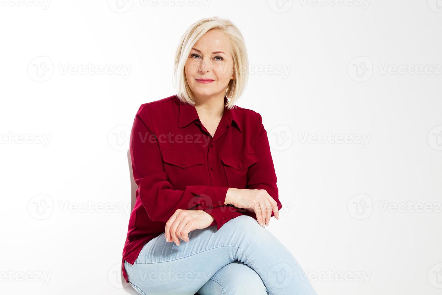 retrato de una mujer sonriente de mediana edad, una mujer hermosa sonrisa de cerca aislada sobre el fondo blanco foto