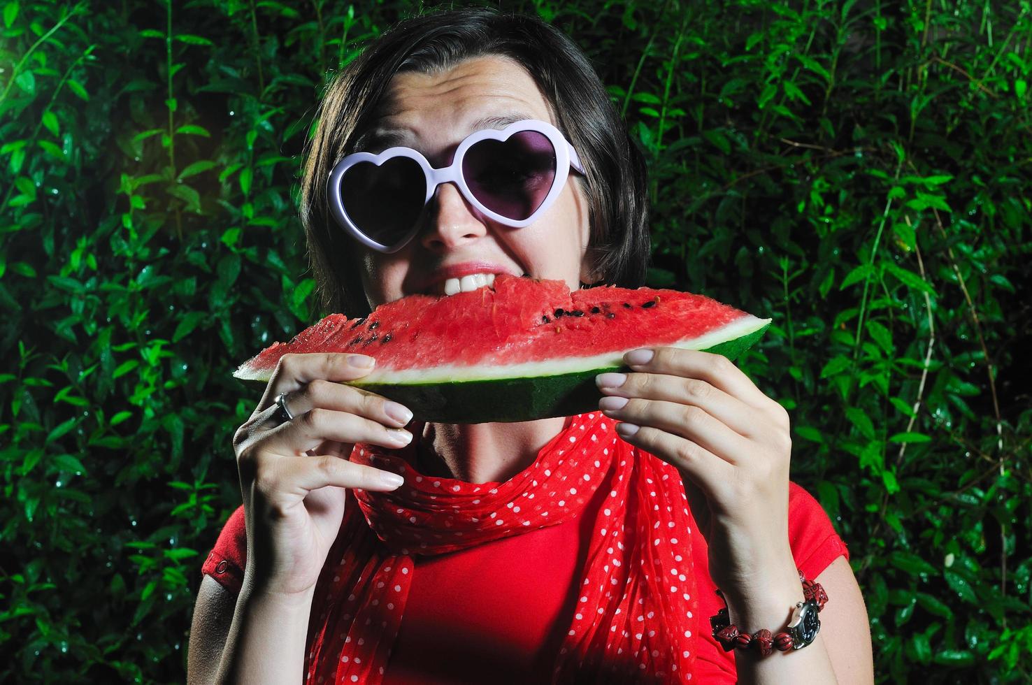 mujer comiendo sandía foto