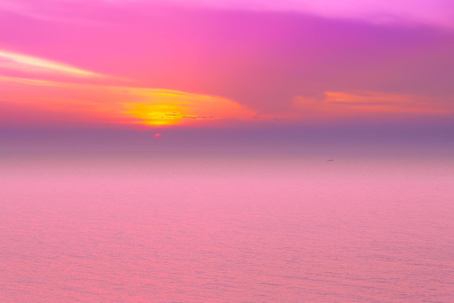 paisajes marinos de hermosa puesta de sol en la playa del mar con cielo rosa de vacaciones foto