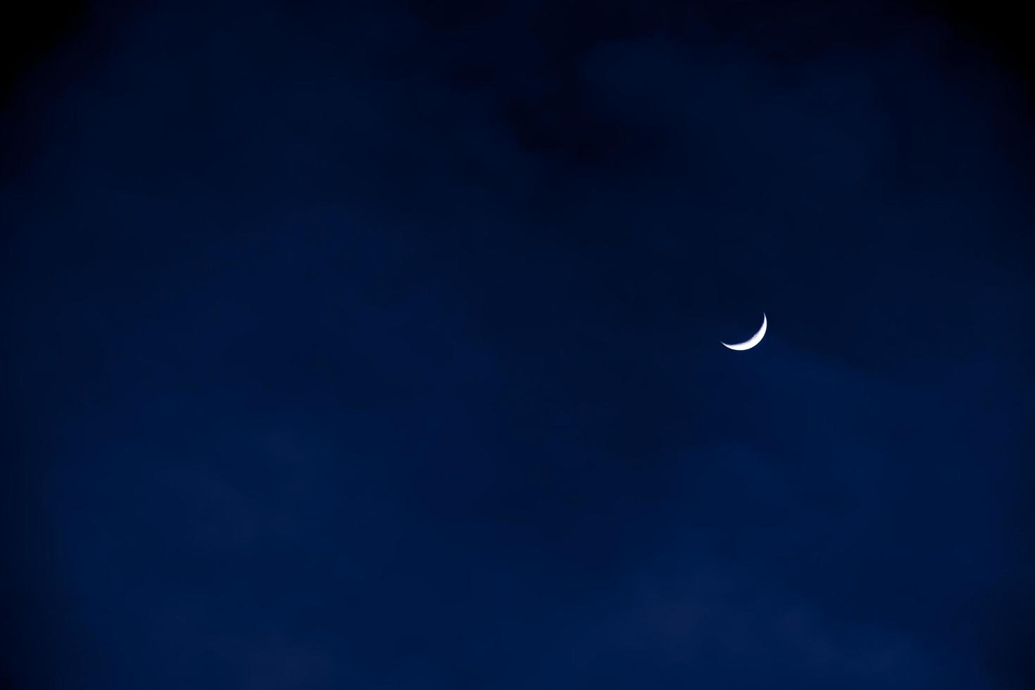 media luna en la tarde en el cielo azul oscuro, foto