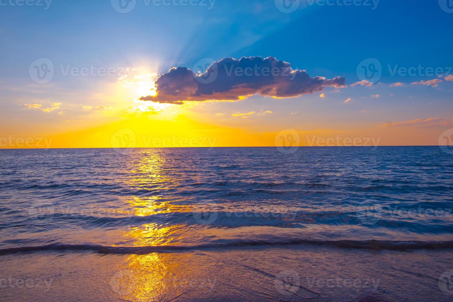 hermosa puesta de sol sobre el mar en la playa tropical con cielo y nubes para viajar en vacaciones relajarse foto