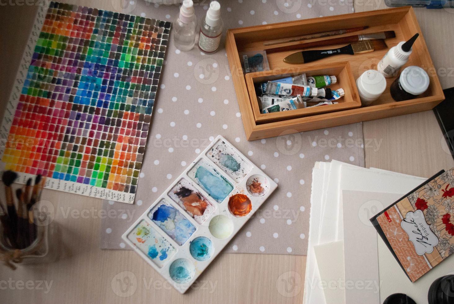 proceso de pintura de arte en la mesa foto