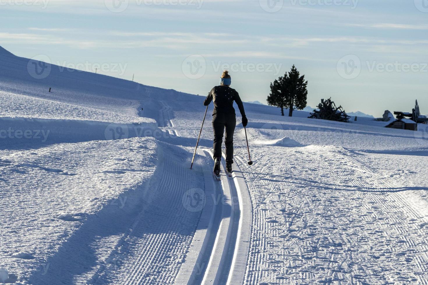 esquí nórdico de fondo en dolomitas foto