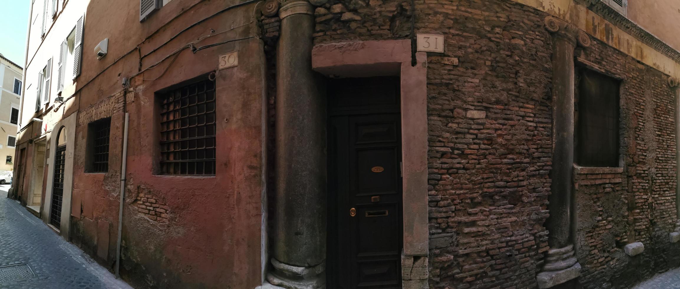 Roma, Italia - 16 de junio de 2019 - antiguas columnas romanas dentro de un edificio medieval en Roma foto