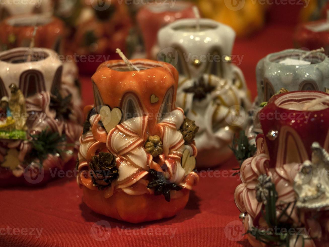 fabricación de velas de cera artesanales hechas a mano foto