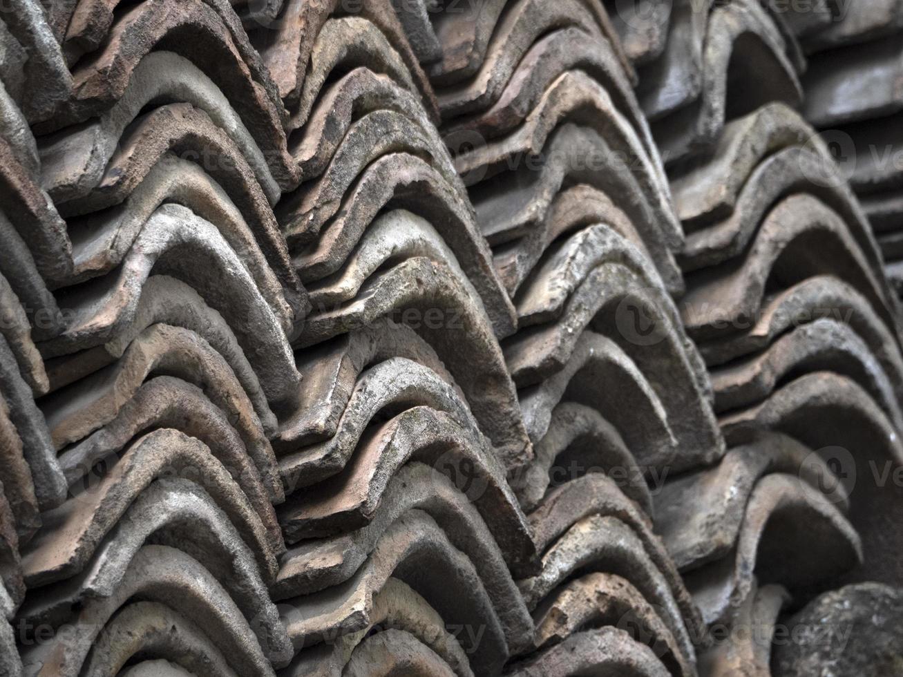 Detalle de tejas italianas de techo antiguo foto