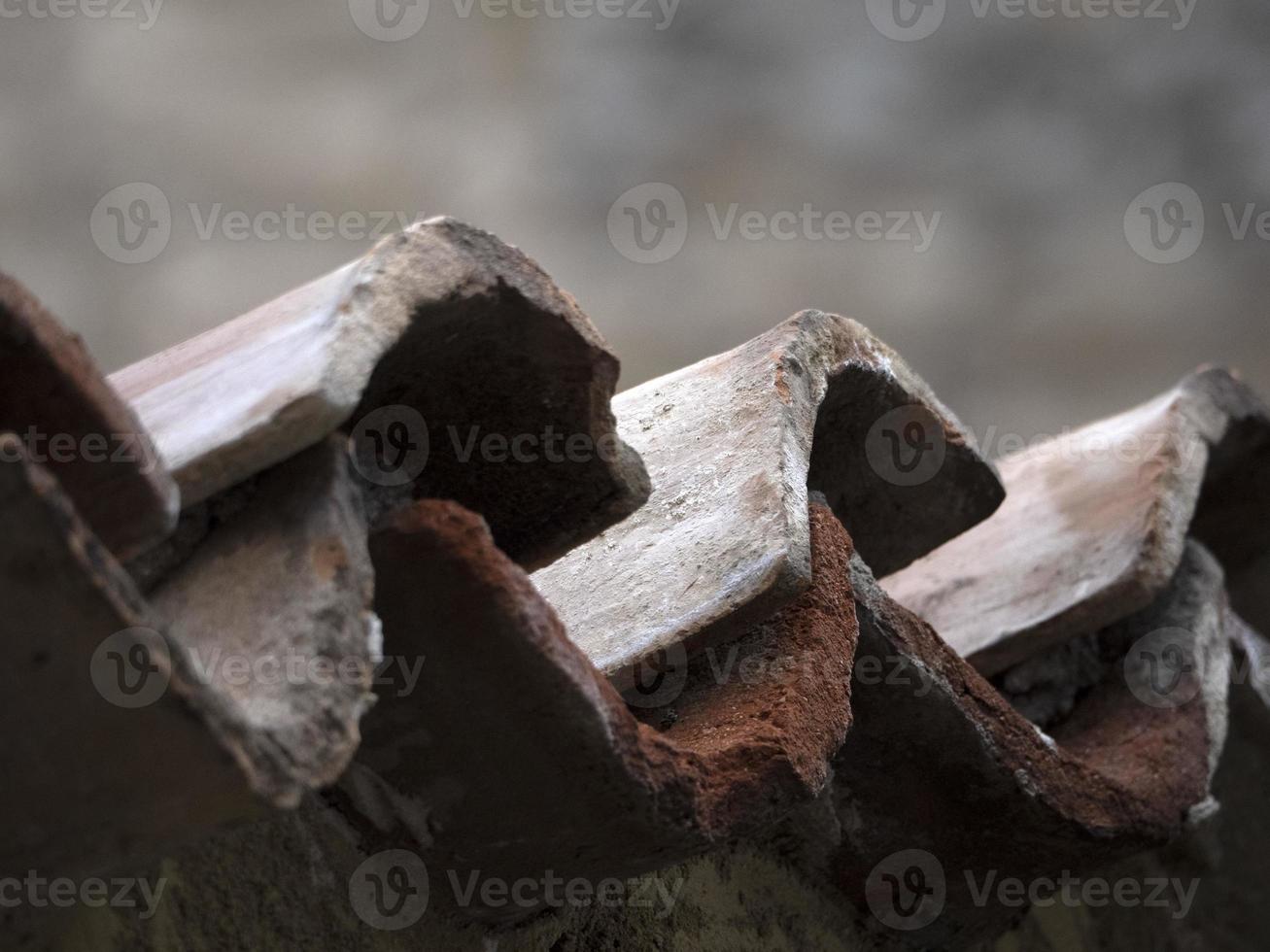 Detalle de tejas italianas de techo antiguo foto