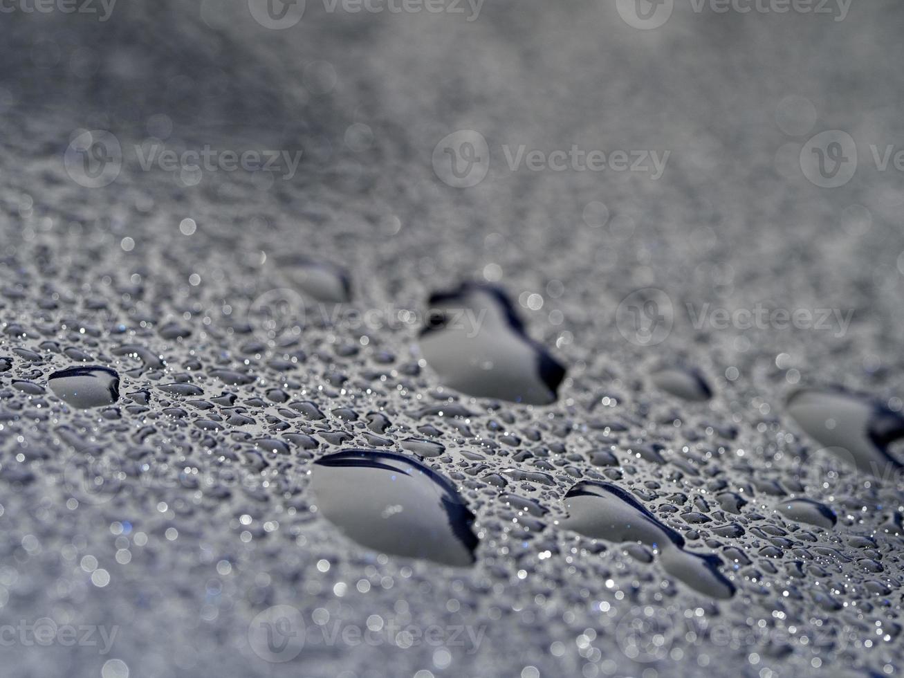 gotas de lluvia sobre metal azul cerrar macro foto