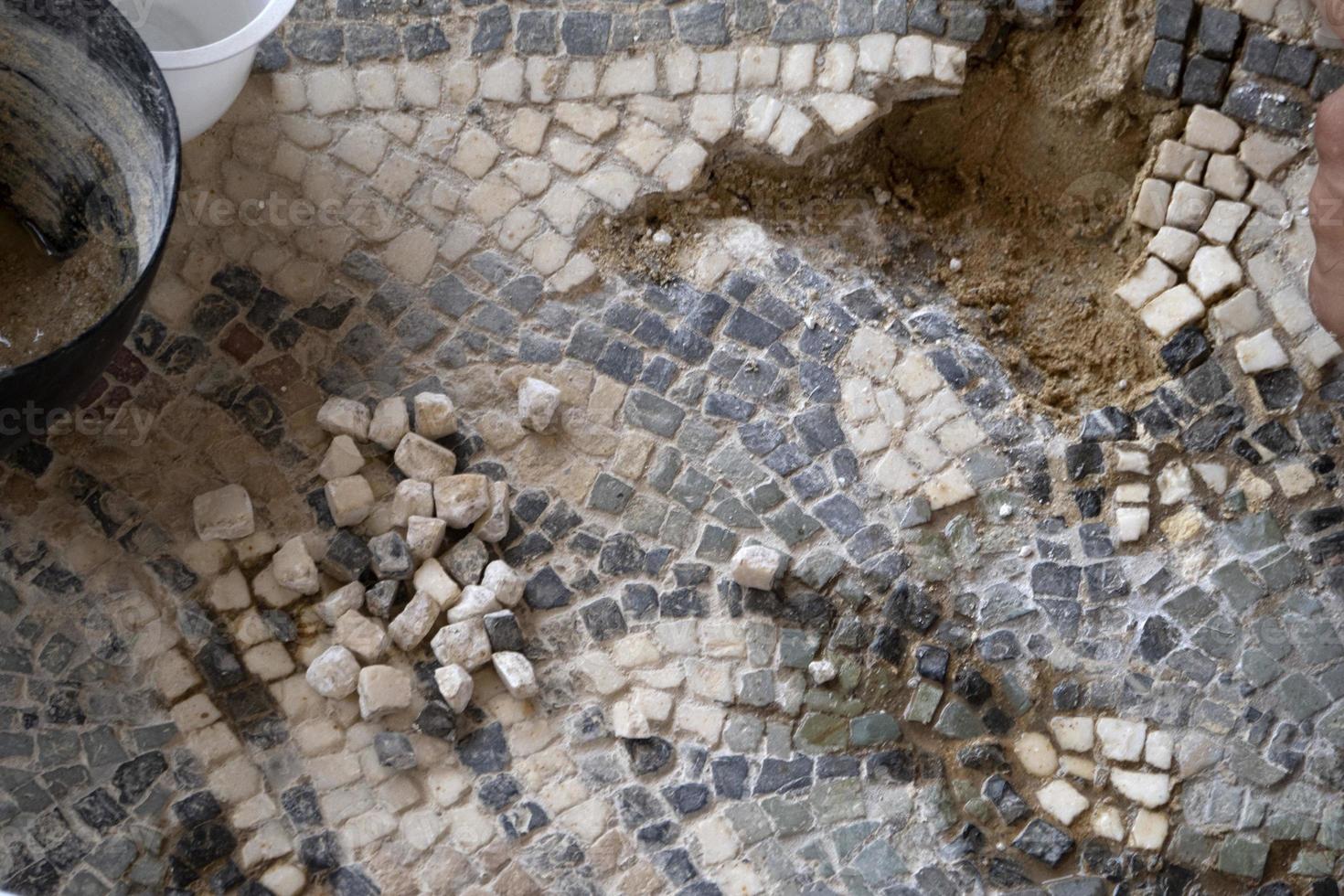 restauración del antiguo mosaico romano de villa del casale, sicilia foto