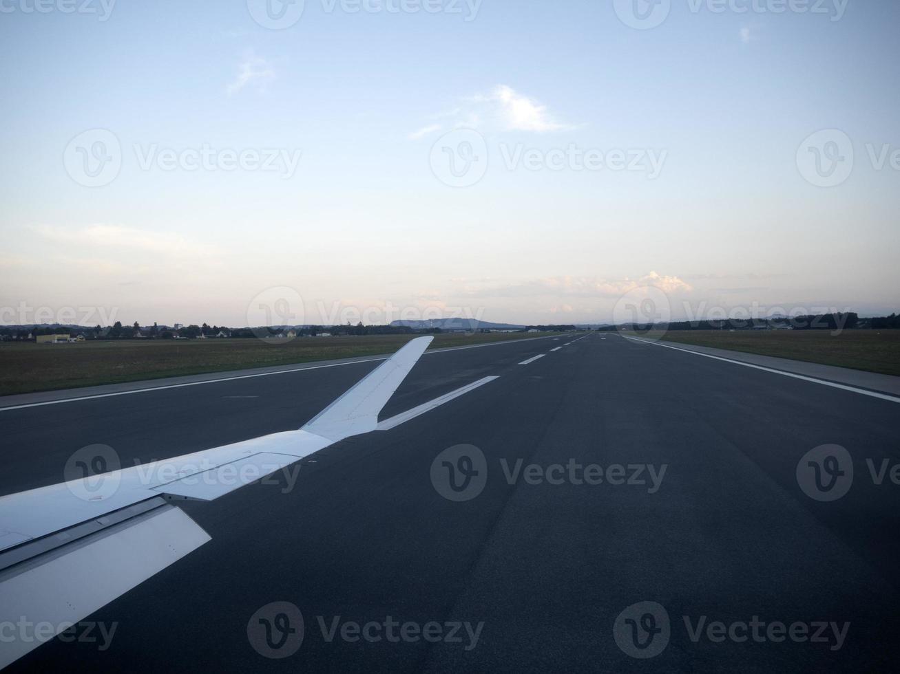 flaps abiertos del avión mientras aterriza foto