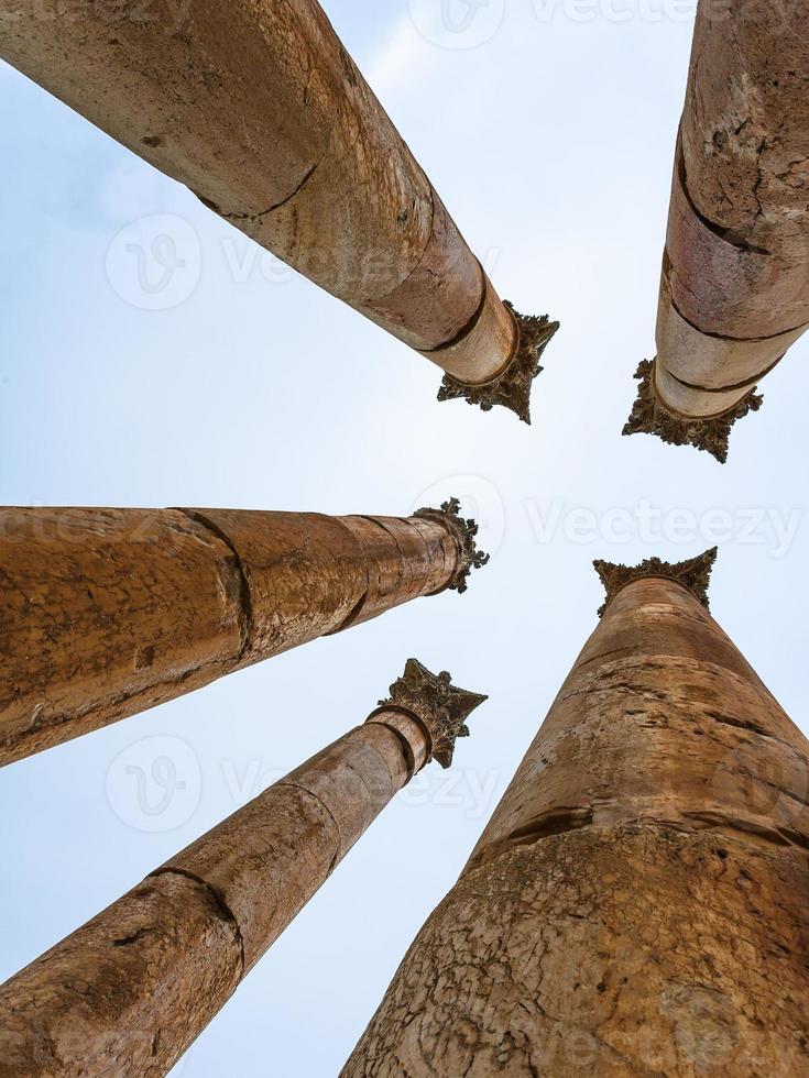 columna de corinto del templo de artemisa en jerash foto