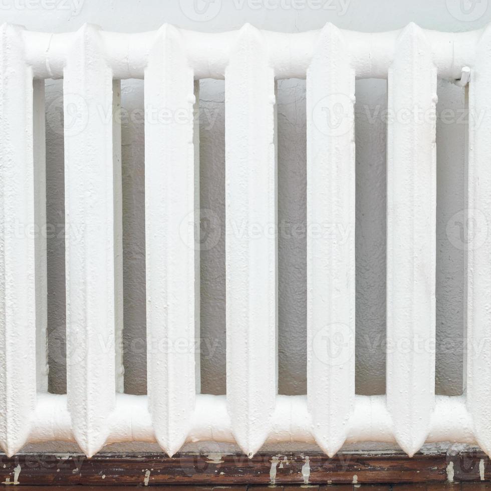 radiador de hierro de calentamiento de agua en el hogar foto