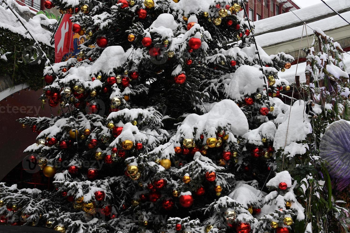 detalle de la bola del árbol de navidad de navidad de cerca bajo la nieve foto