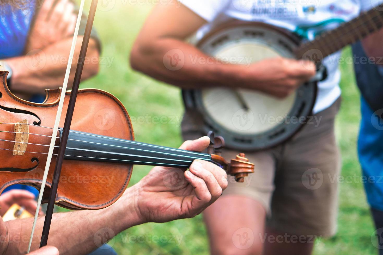 violín y banjo tocados al aire libre en una popular fiesta campestre,jpg foto