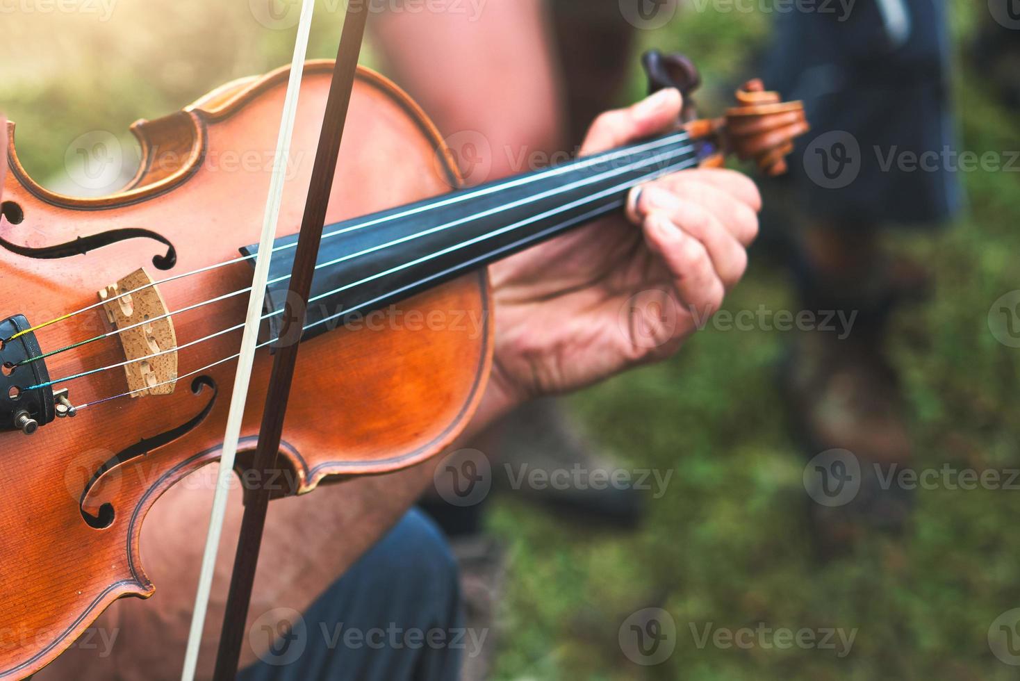 violín tocado al aire libre en una popular fiesta campestre foto