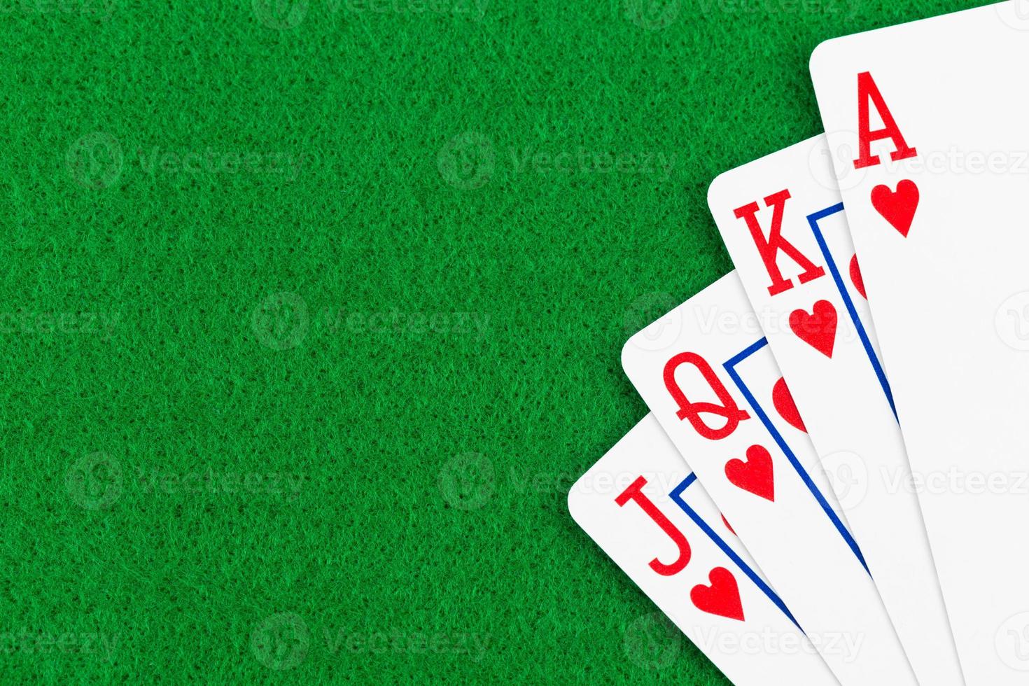 royal flush poker naipes sobre fondo de fieltro verde foto