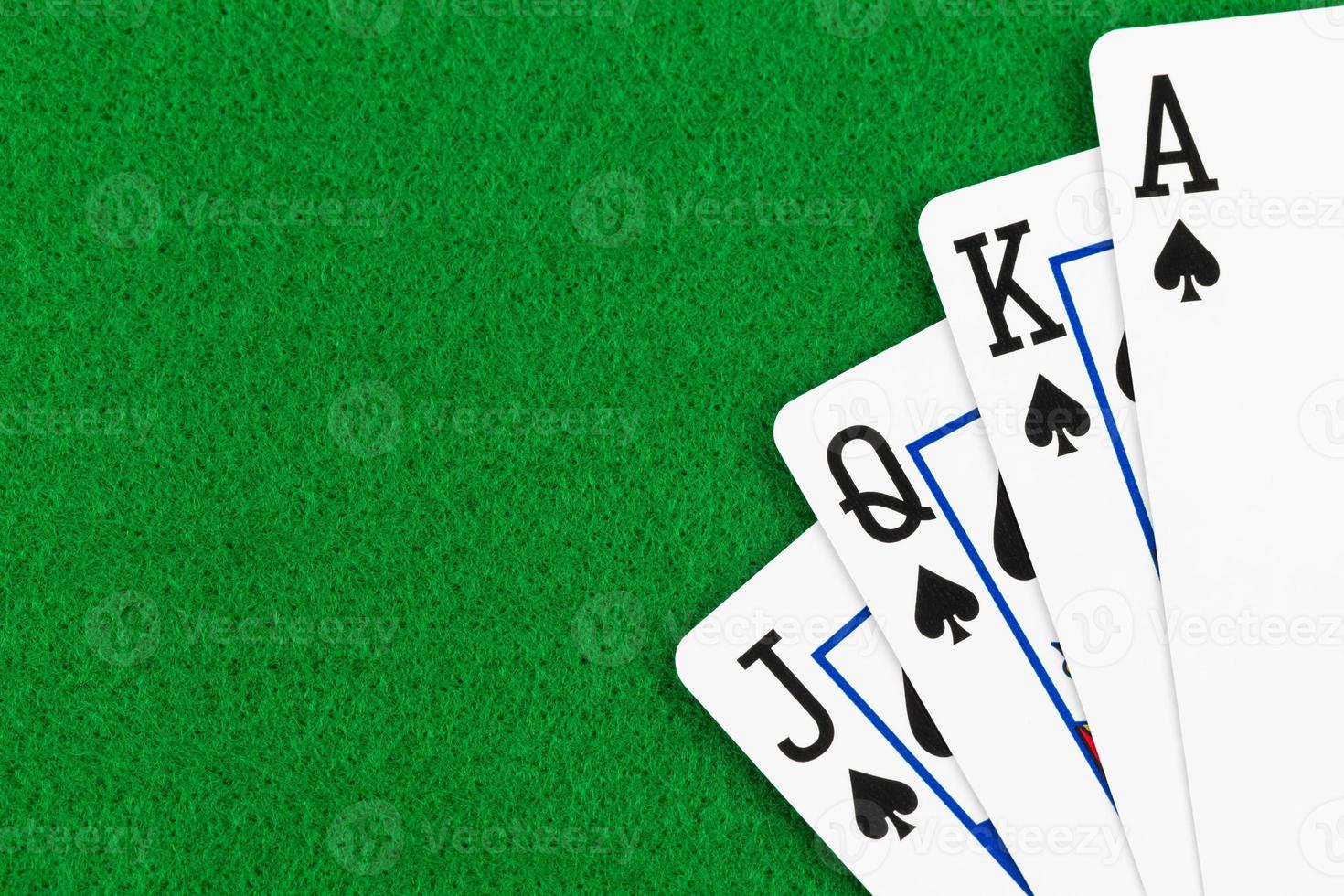 royal flush poker naipes sobre fondo de fieltro verde foto