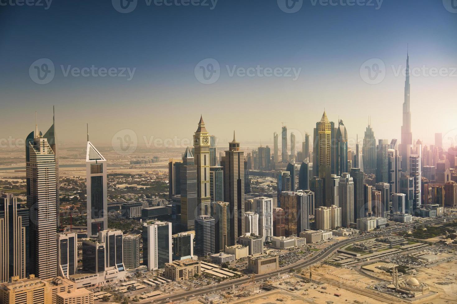 horizonte de dubai desde el aire. Centro de Dubai y modernos rascacielos. foto