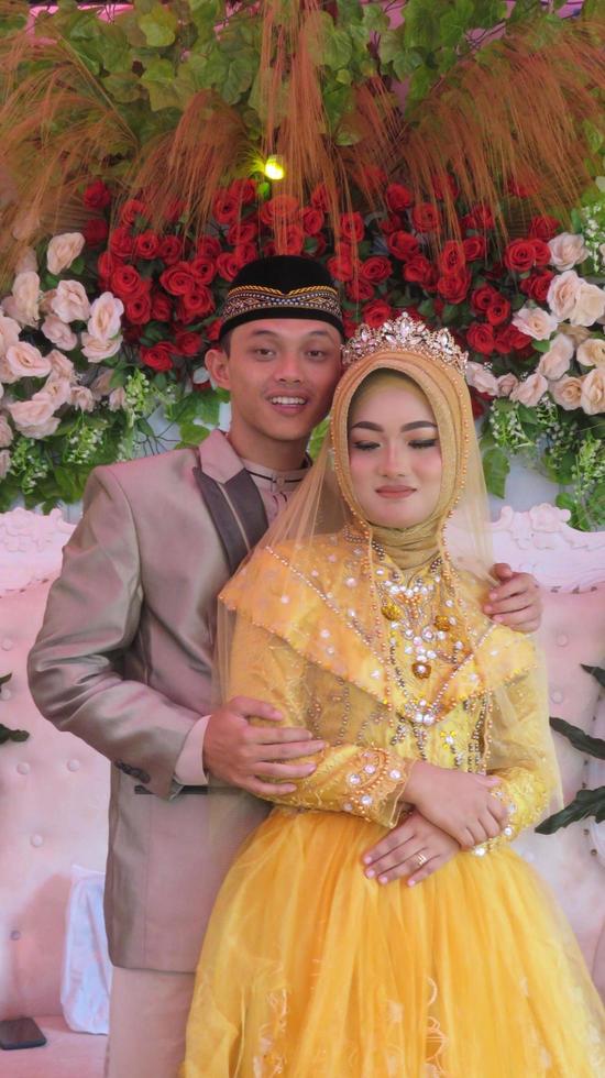 cianjur regency java occidental indonesia el 15 de junio de 2021 - una pareja feliz. boda musulmana indonesia. foto