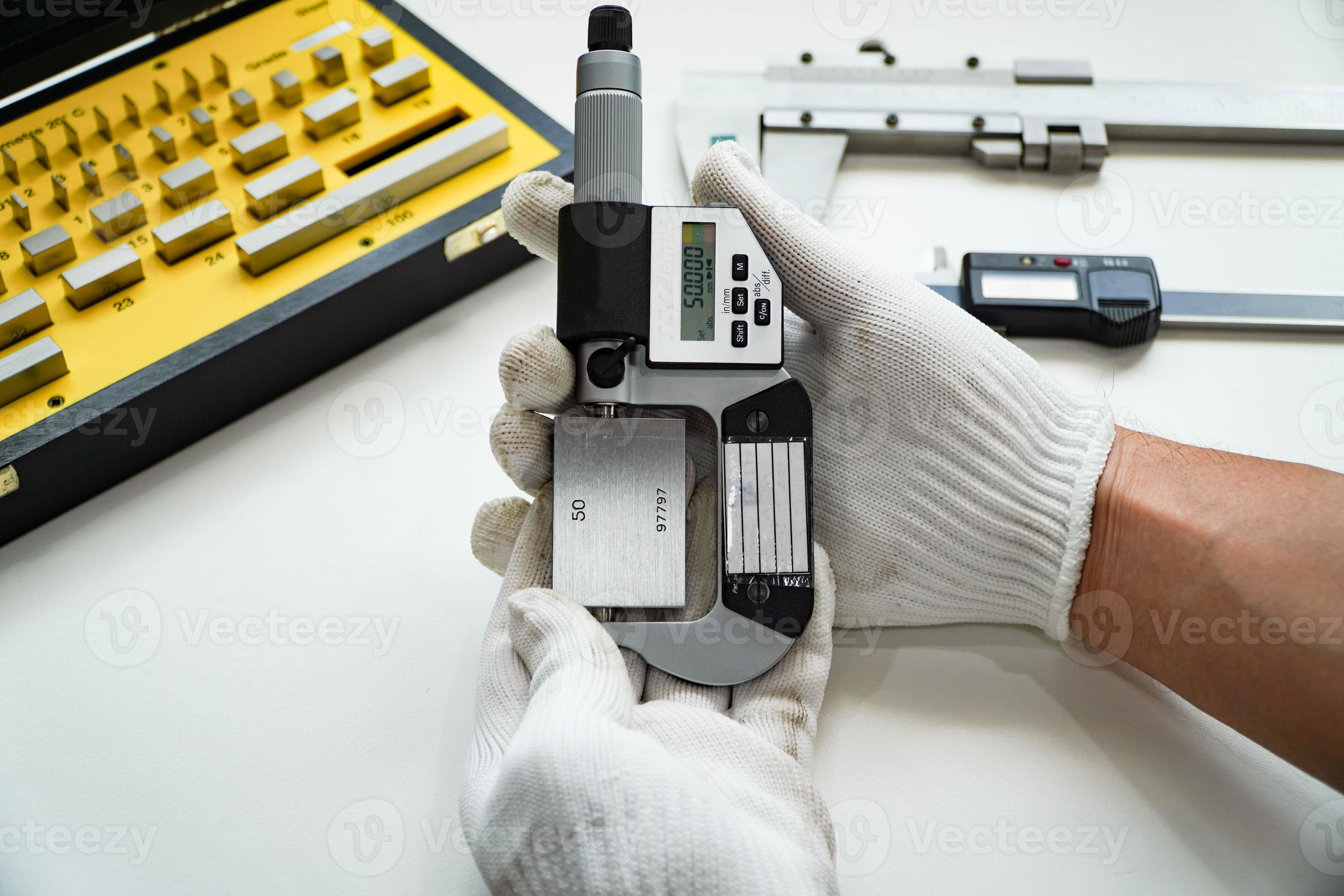 Digital micrometers and digital vernier calipers perform calibration on