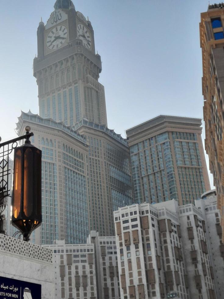 makkah, arabia saudita, 2021 - hermosa vista de la torre del reloj real makkah foto