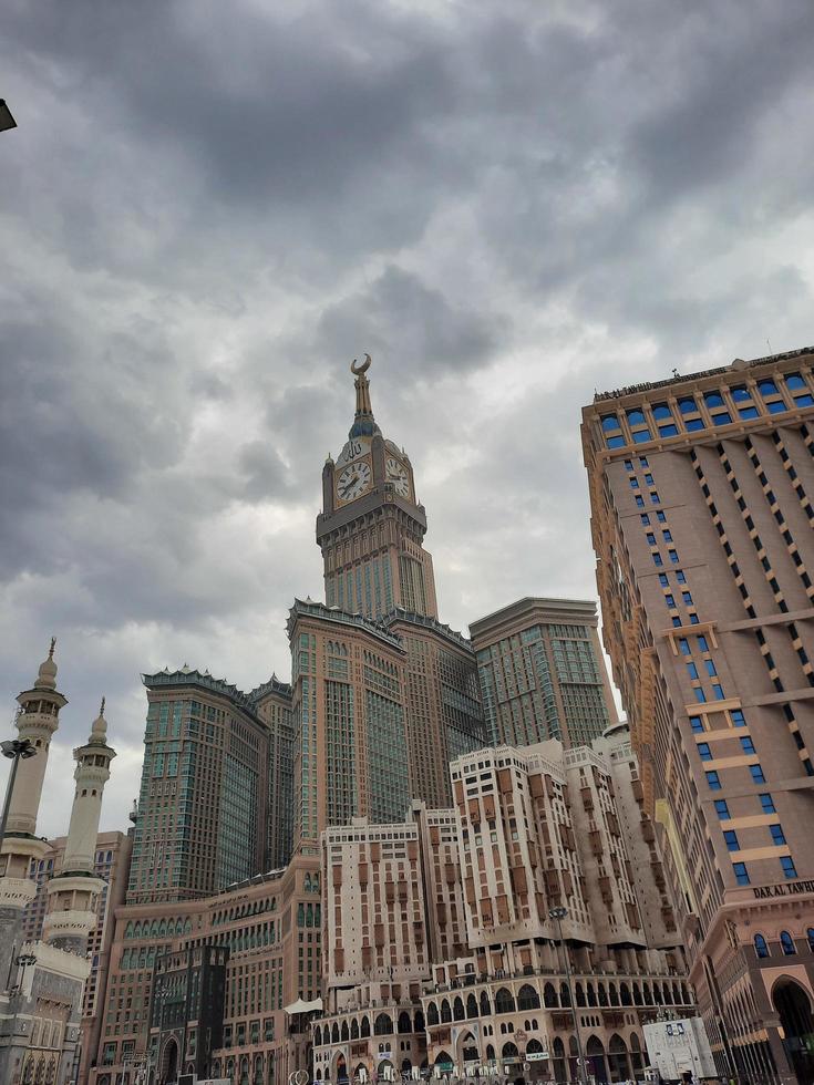 makkah, arabia saudita, 2021 - hermosa vista de la torre del reloj real makkah foto