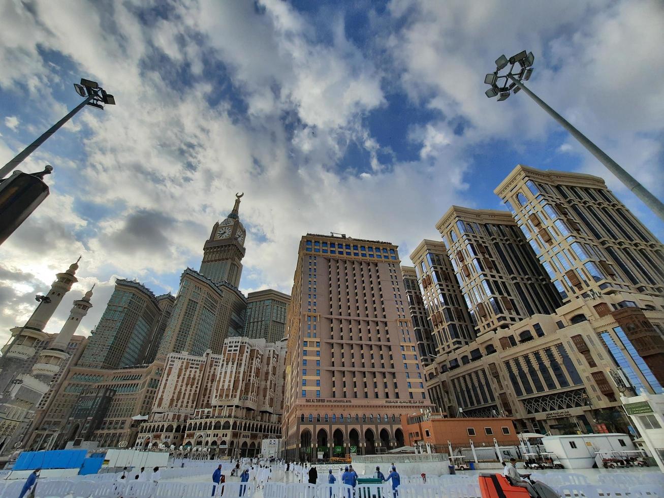 makkah, arabia saudita, 2021 - hermosa vista de la torre del reloj real makkah foto