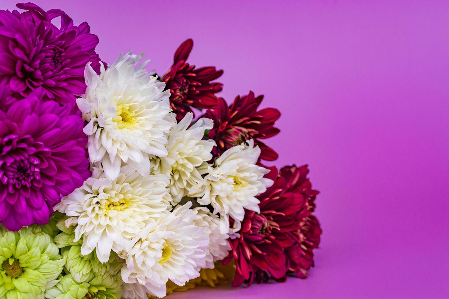 concepto de diseño del diseño de saludo de vacaciones del día de la madre con ramo de flores. foto