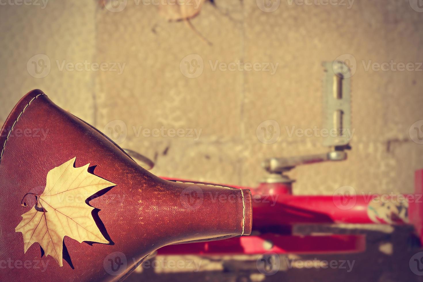 hoja de otoño sobre el sillín de una bicicleta vieja. estilo vintage. concepto llegada otoño. imagen horizontal foto
