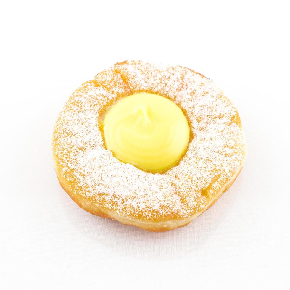 primer plano de donut de crema aislado en blanco foto
