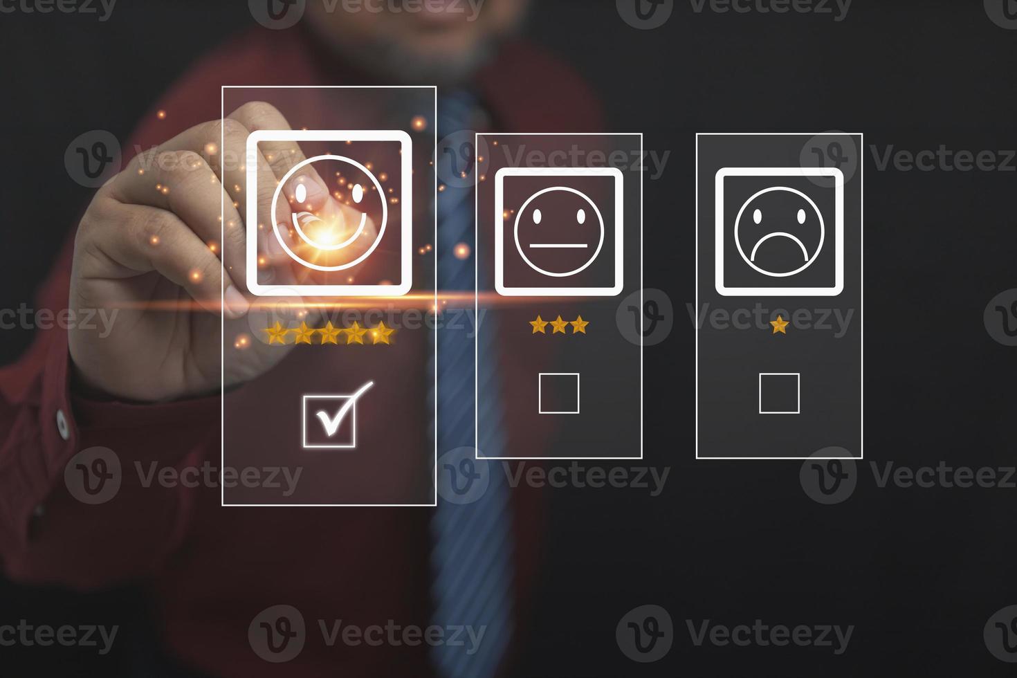 el hombre de negocios usa un bolígrafo para tocar la pantalla virtual en el ícono de la cara sonriente feliz de 5 estrellas con espacio de copia. satisfacción con el servicio alto, concepto de negocio de servicio al cliente, calificación muy impresionada. foto