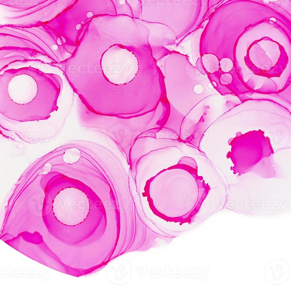 textura de rosas de tinta de alcohol. fondo abstracto de neón rosa con flores. flujo floral translúcido abstracto. diseño de arte de peonía carmesí fluido moderno foto