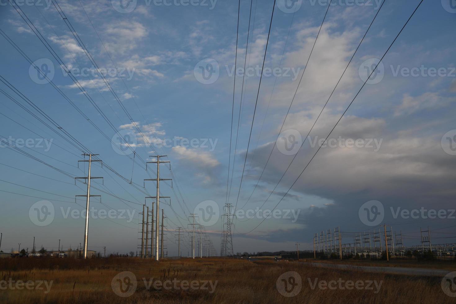 líneas eléctricas contra un cielo de pradera foto