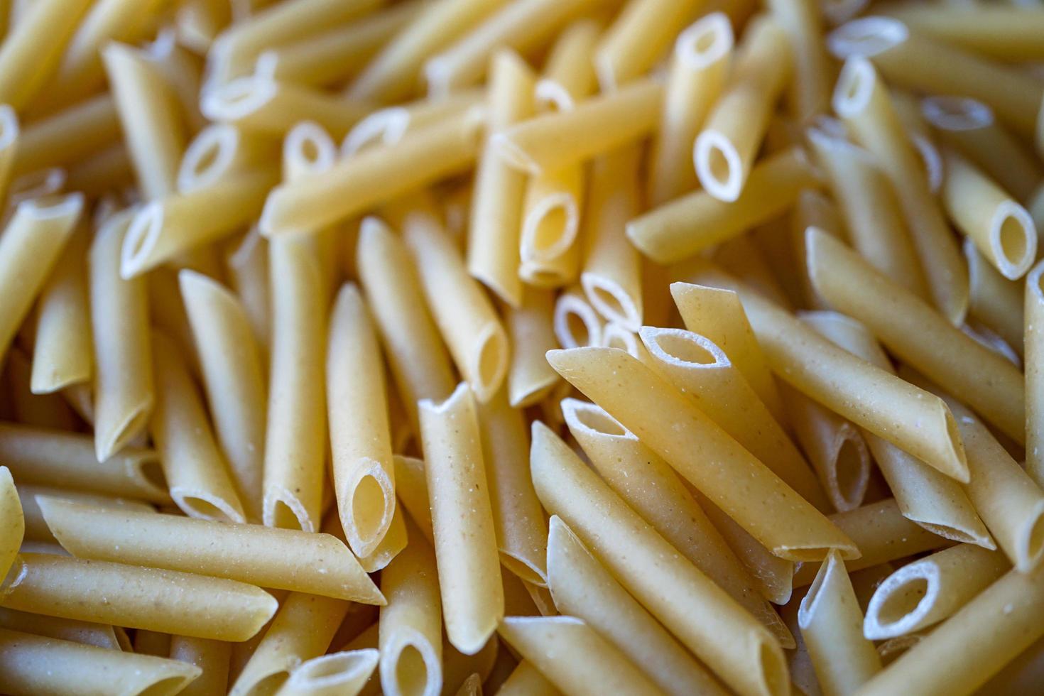 pasta de macarrones sin cocer, comida italiana foto