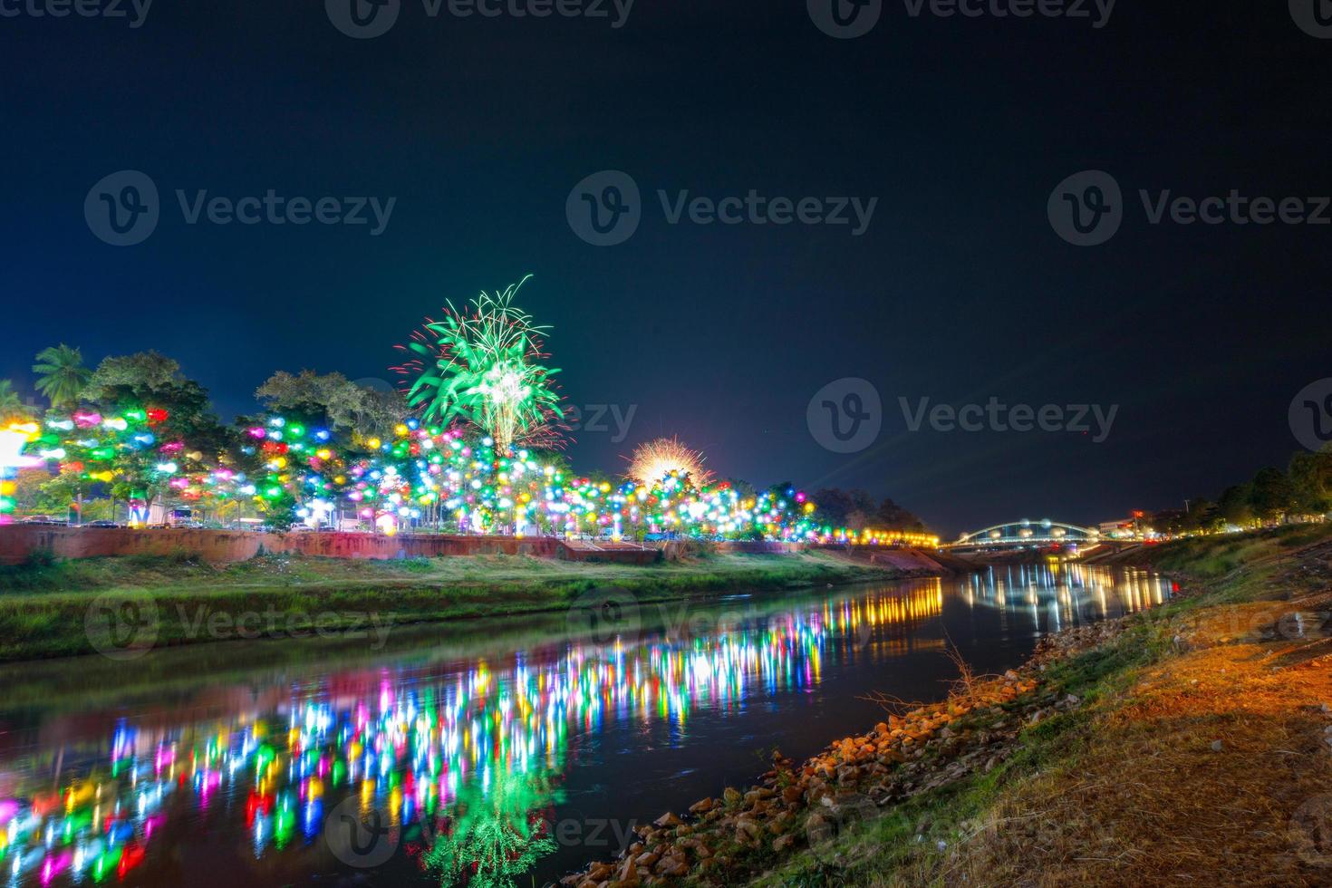 fuegos artificiales en el paseo marítimo con luces en phitsanulok, tailandia. foto