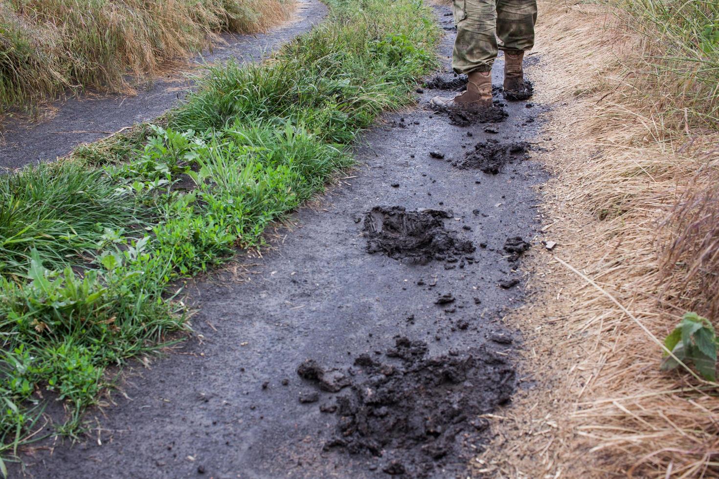 cerrar botas militares en agua sucia foto