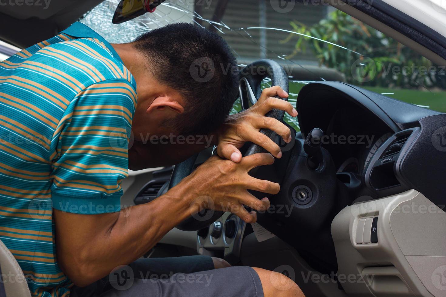 Espasticidad en la curvatura de la mano al volante en estado de ebriedad. foto