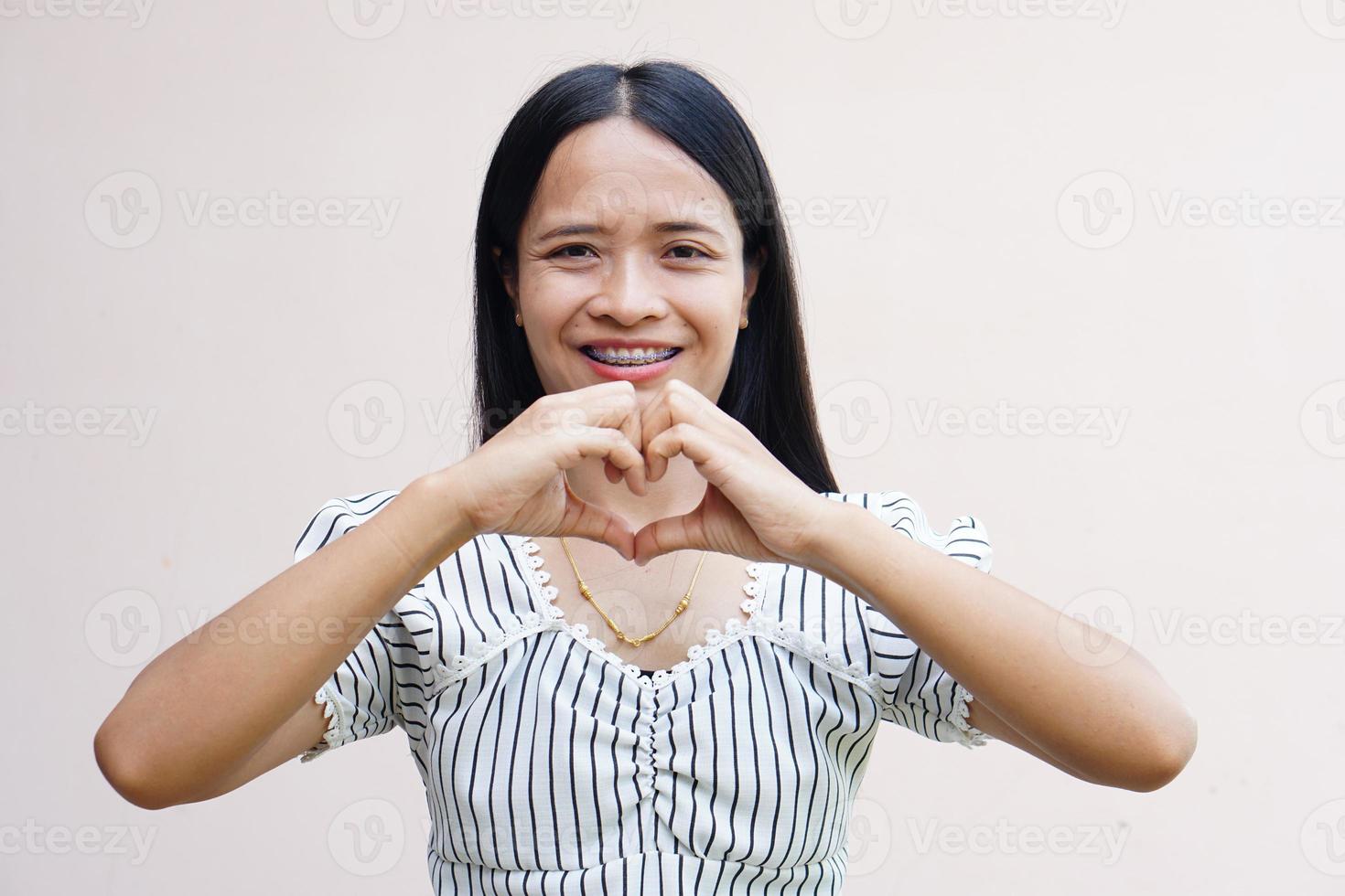 mujer asiática se regocija y sonríe feliz. foto