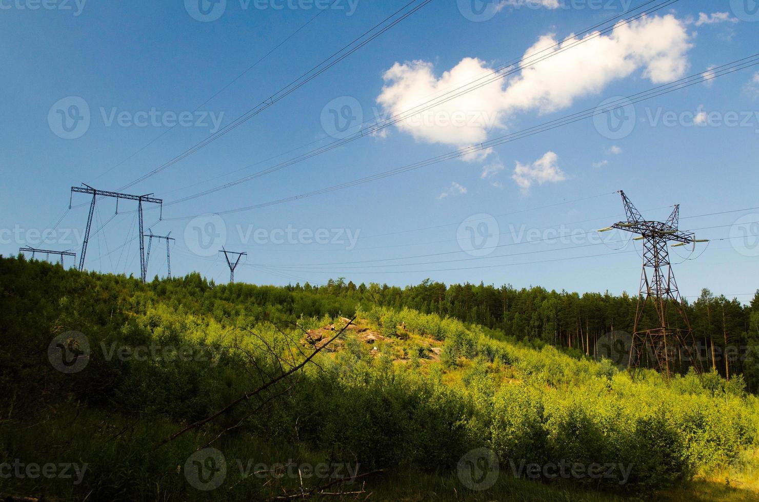 líneas eléctricas en las laderas de las montañas contra el fondo del bosque. foto